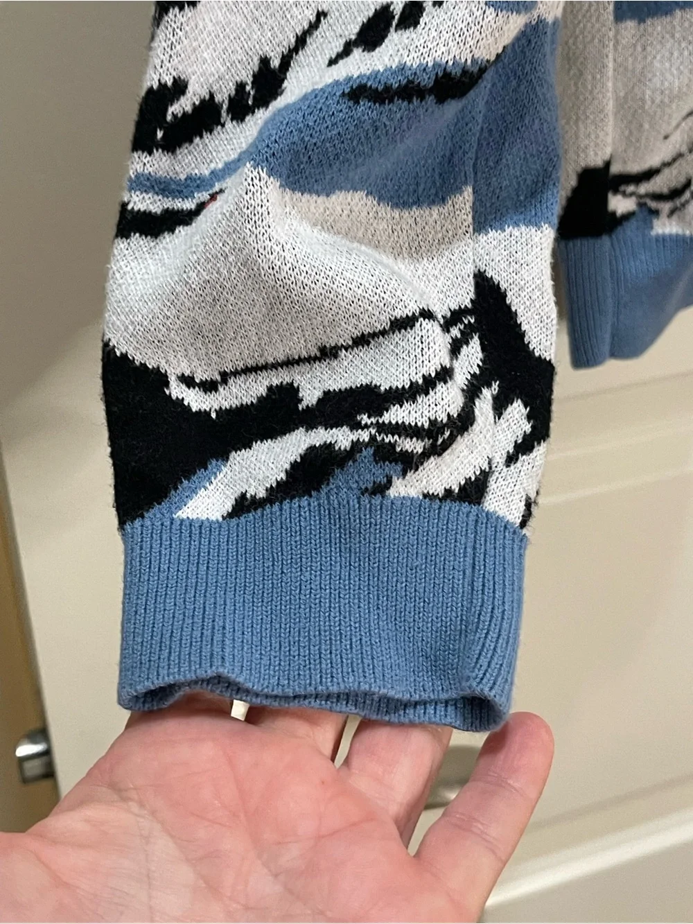 ASOS Design Men’s Blue Scenic Graphic Embroidered Crewneck Sweater Size Small
